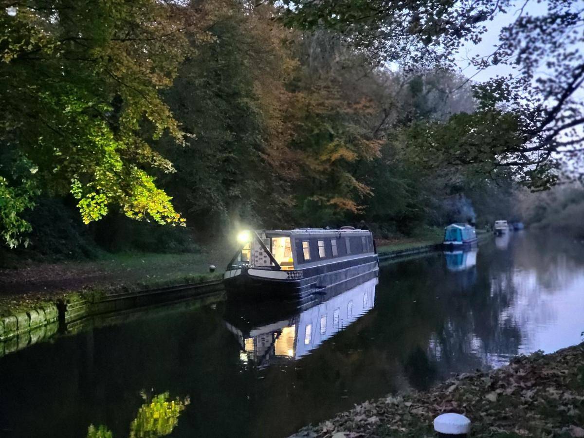 Comfy Canal in Little Venice for Family & Friends in London, Südostengland