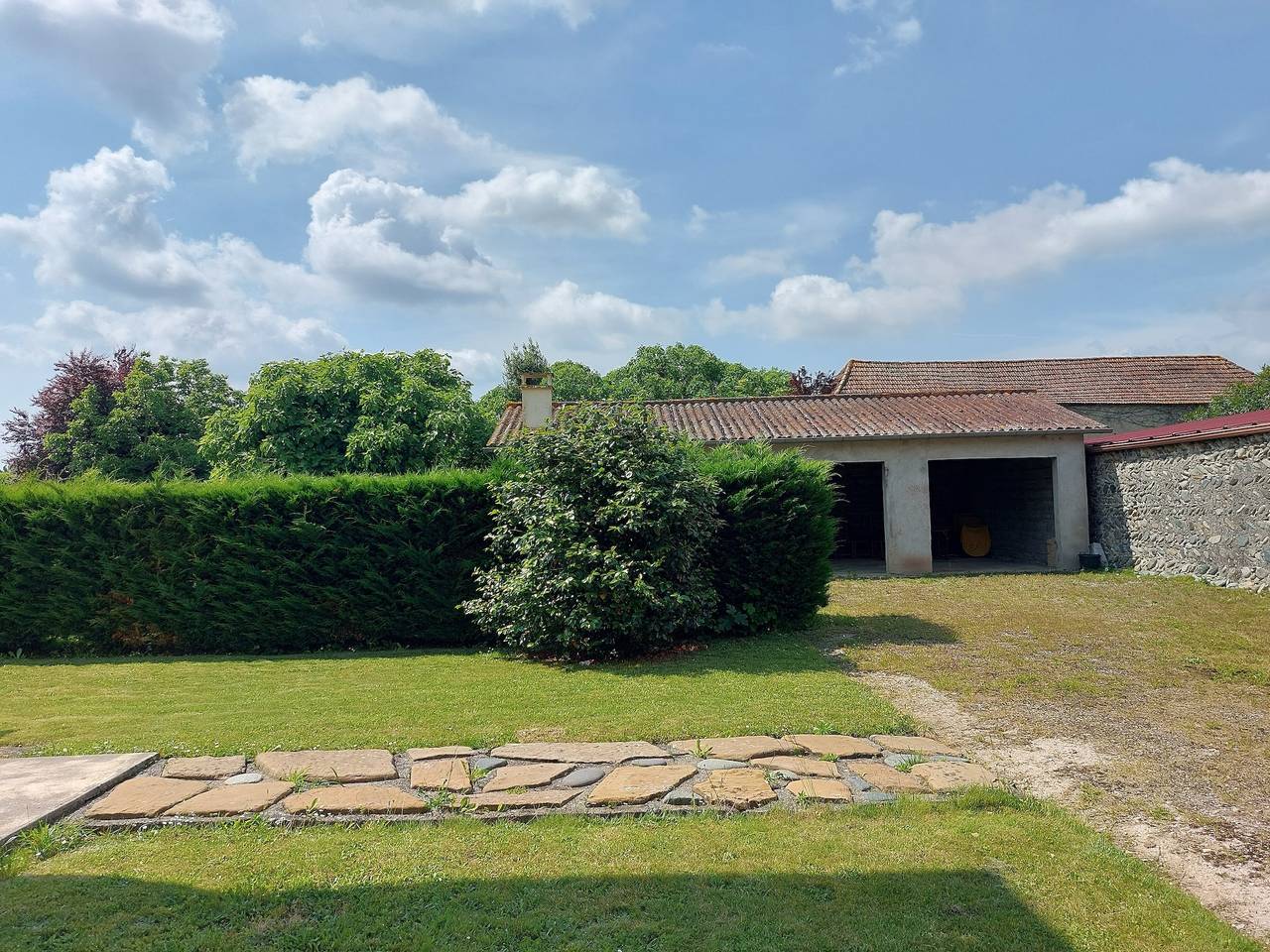 Les deux figuiers in Béarn: Peaceful Retreat with Mountain Views in Dognen, Béarn