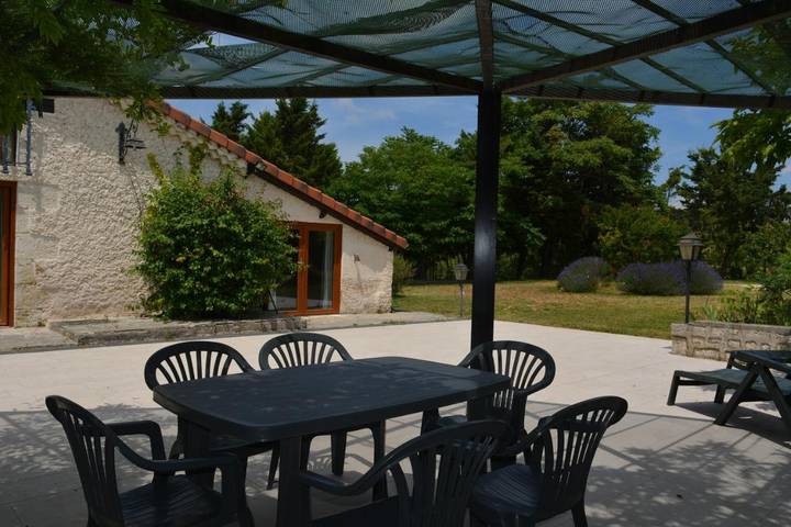 Location de vacances pour 4 personnes, avec jardin ainsi que piscine et terrasse, animaux acceptés à Cézan - 2