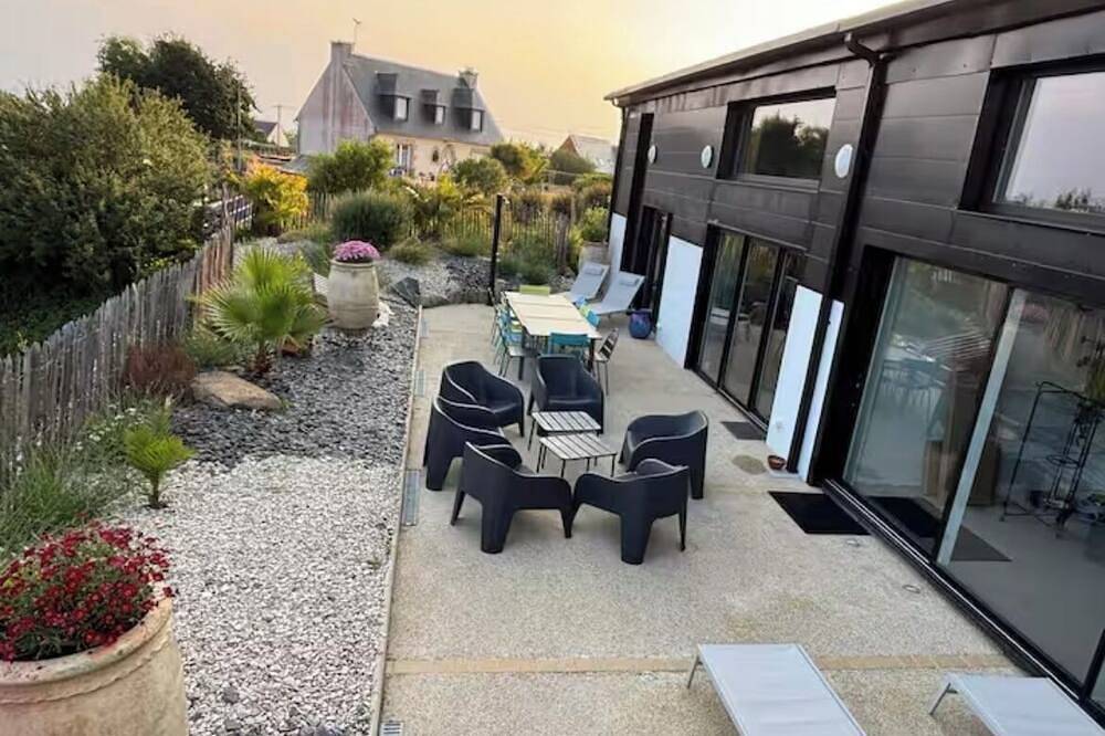 The spacious Tomé loft 10 minutes' walk from the beaches of Trélévern in Trélévern, Costa de granito rosa