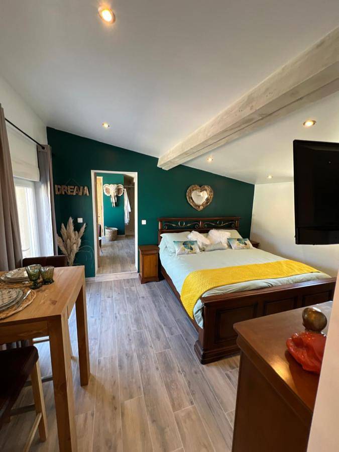 Chambre d’hôte pour 2 personnes, avec Jacuzzi et Terrasse ainsi que Jardin et Piscine