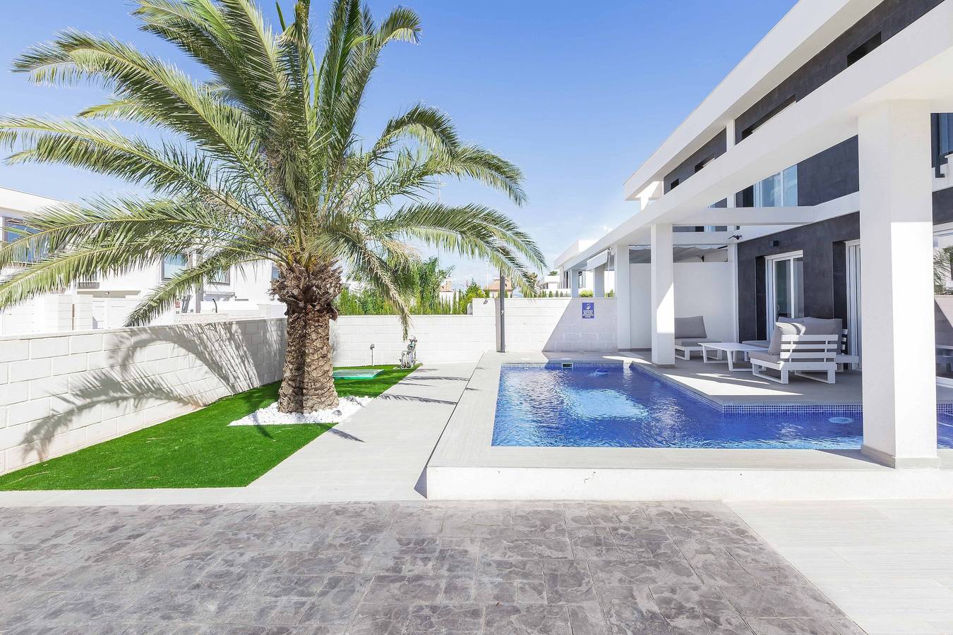 Vacation Home "Casa Bos Dolphin Pool Jacuzzi 6P" with Wi-Fi, A/C, Balcony, Terrace & Garden in Santa Pola, Costa Blanca