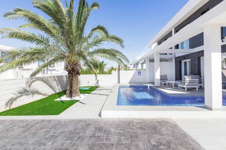 Ferienhaus für 6 Personen, mit Balkon und Whirlpool sowie Garten in Santa Pola