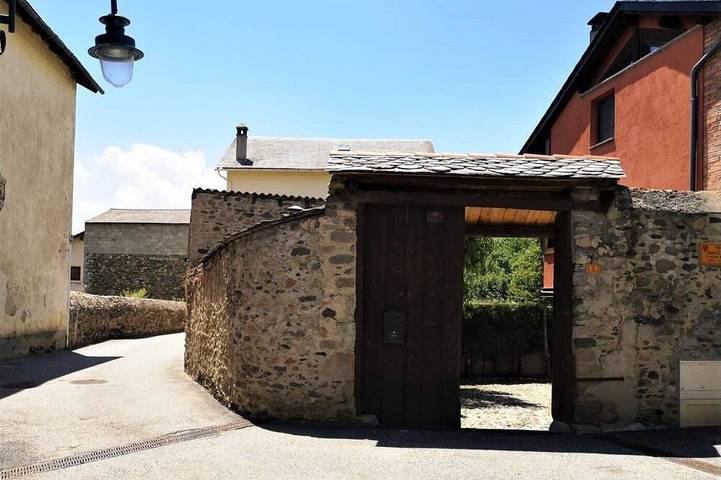 Location de vacances pour 8 personnes, avec jardin à UR