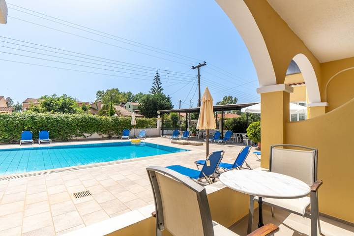 Gîte pour 2 personnes, avec jardin et balcon dans Acharavi