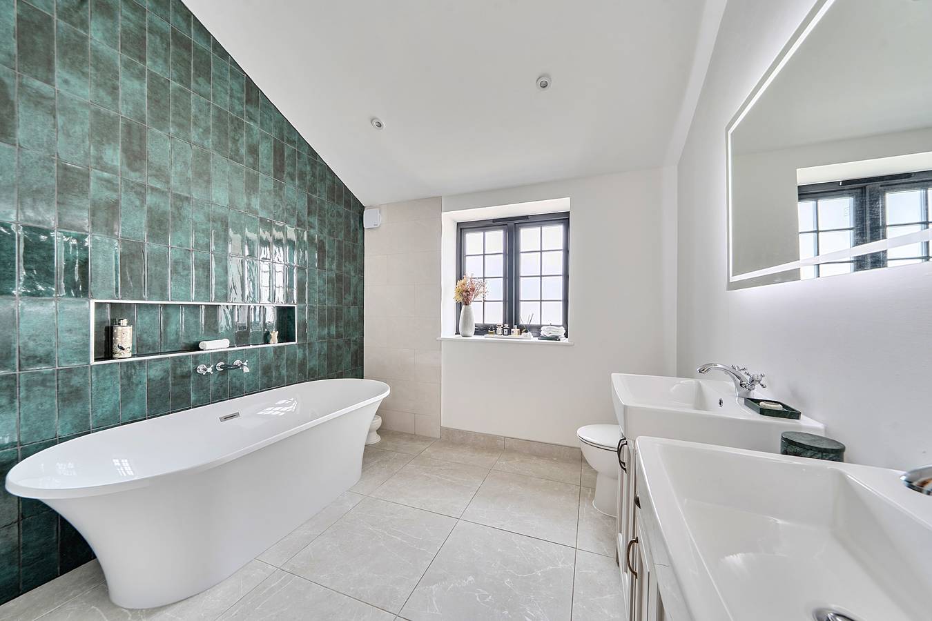 Barn - Sleeps 10 - Hot Tub - Parking in Salfords and Sidlow, Surrey