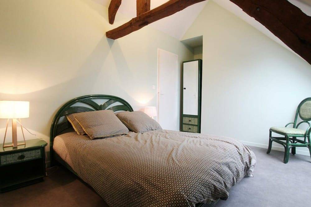 Maison spacieuse avec jacuzzi et options de loisirs à Vesly in Vesly, Région de Coutances