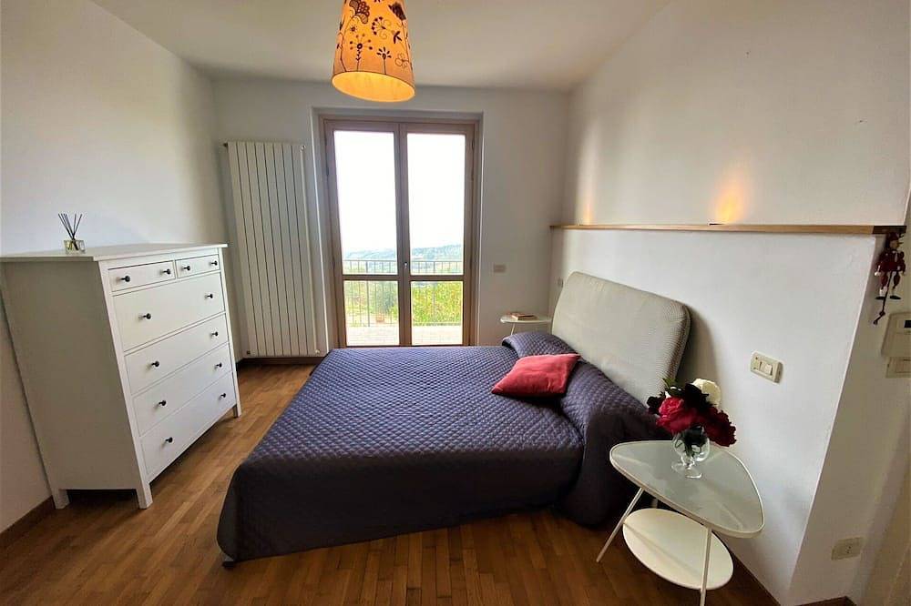 Wonderful private villa for 4 people with A/C, Wifi, Tv, terrace, pets allowed and panoramic view in Castellina in Chianti, Chianti