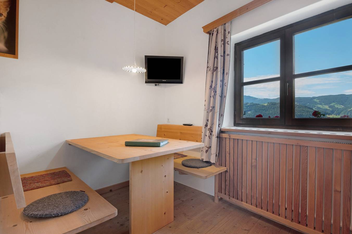 Ganze Wohnung, Ferienwohnung 'Stein' mit Bergblick, privater Terrasse und Wi-Fi in Siffian, Ritten
