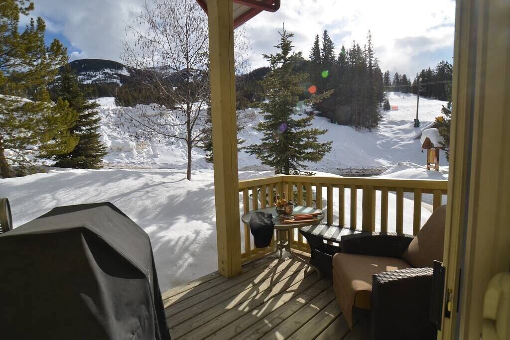 Townhouse, Steps from Panorama Resort! Ski Inout in Panorama