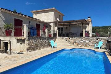 Location de vacances pour 8 personnes, avec terrasse ainsi que jardin et jacuzzi à Ongles