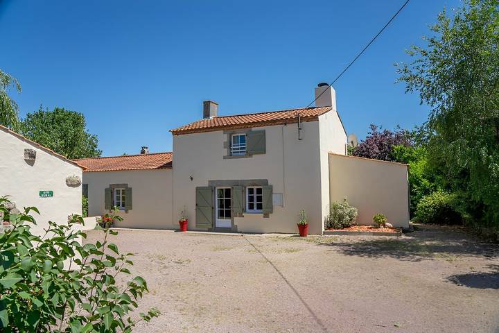 Gîte pour 8 personnes, avec terrasse et jardin