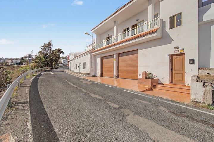 Entire apartment, Vacation Apartment 'Apartamento Buen Lugar' with Sea View and Balcony in Firgas, North Gran Canaria