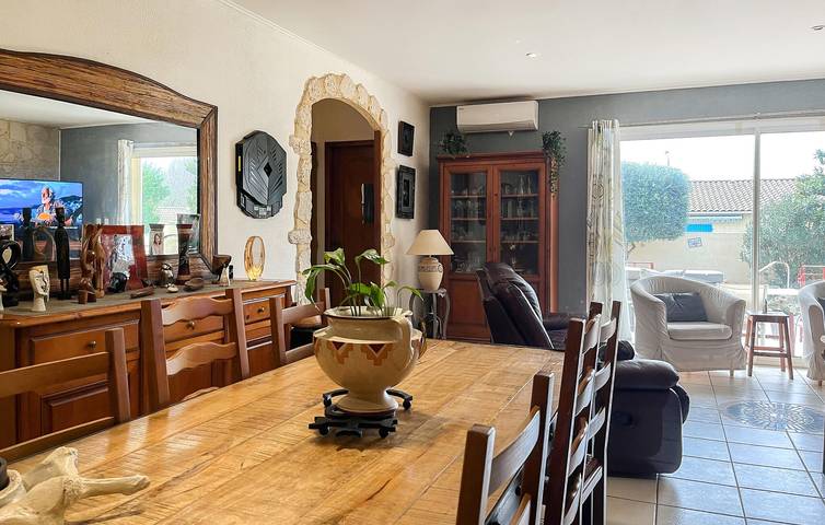 Oasis de Montfrin : 100m du centre ville, AC, Piscine & WiFi ! in Montfrin, Région de Nîmes