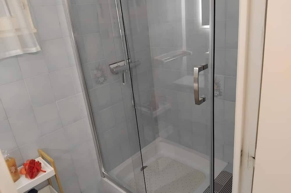 Ganze Wohnung, Gite with 2 bedrooms and fully equipped kitchen, with Jacuzzi in a very calm atmosphere in Saint-Amand-Montrond