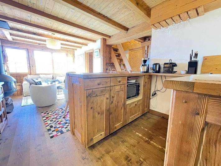 Apartamento entero, Apartamento estilo saboyano cerca de pistas, balcón, estacionamiento cubierto in Crest-Voland, Albertville region