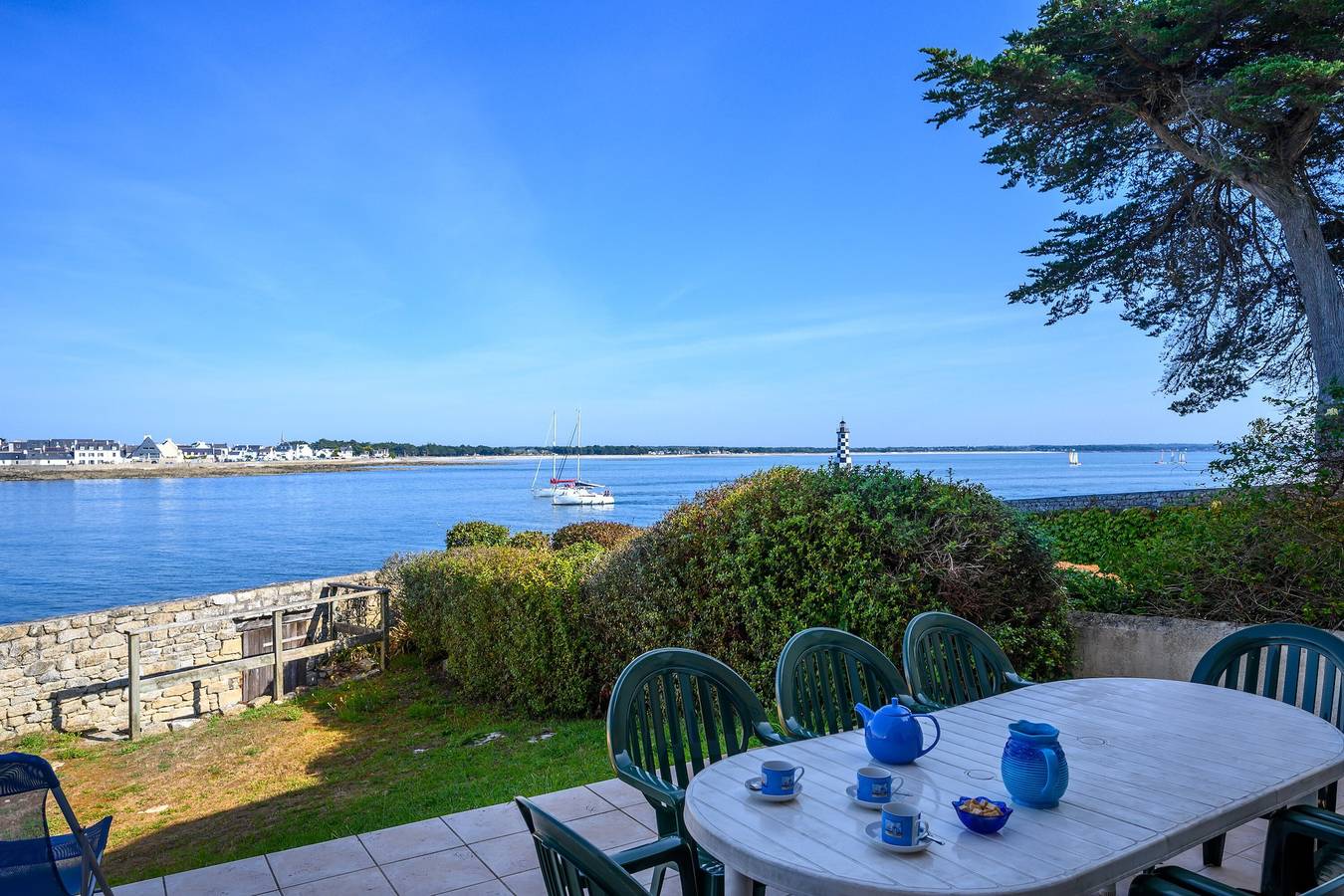 Ferienhaus 'Villa Les Pieds Dans L'eau' mit Meerblick, privater Terrasse und Wi-Fi in Loctudy, Quimper und Umgebung