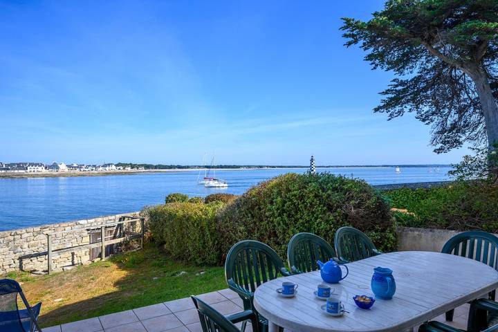 Maison de vacances 'Villa Les Pieds Dans L'eau' avec vue sur la mer, terrasse privée et Wi-Fi in Loctudy, Région de Quimper