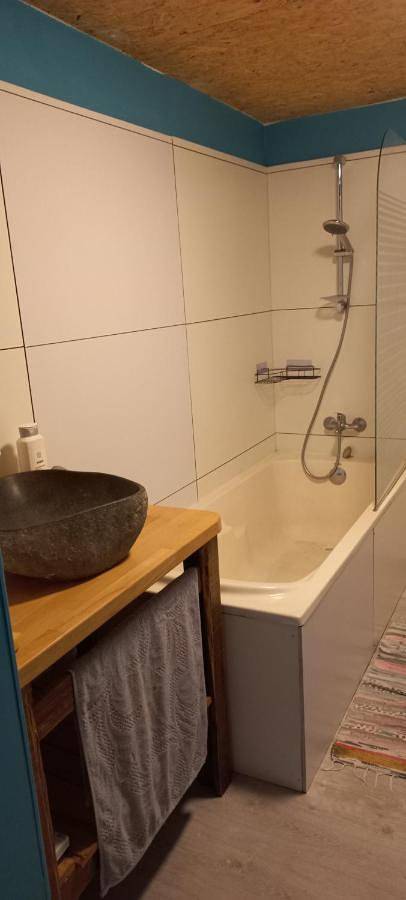 Gîte pour 2 personnes, avec terrasse dans Payrin-Augmontel - 3