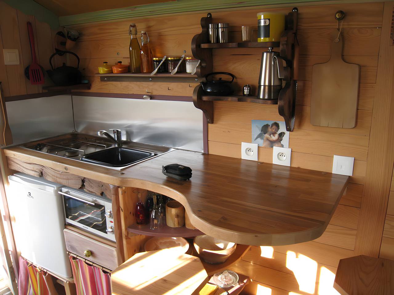 Apartamento vacacional entero, La Roulotte Daninas: terraza privada, jardín y Wi-Fi en Bourgneuf en Retz in Bourgneuf-en-Retz, Côte de Jade