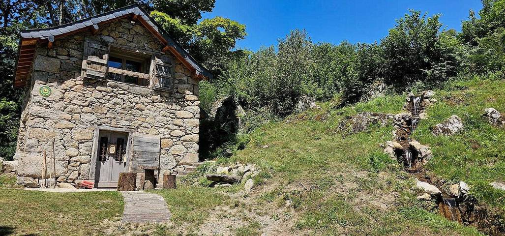 Gîte pour 2 personnes, avec jardin dans l' Ariège