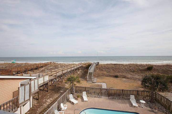 Vacation rental for 14 people, with yard in Carolina Beach