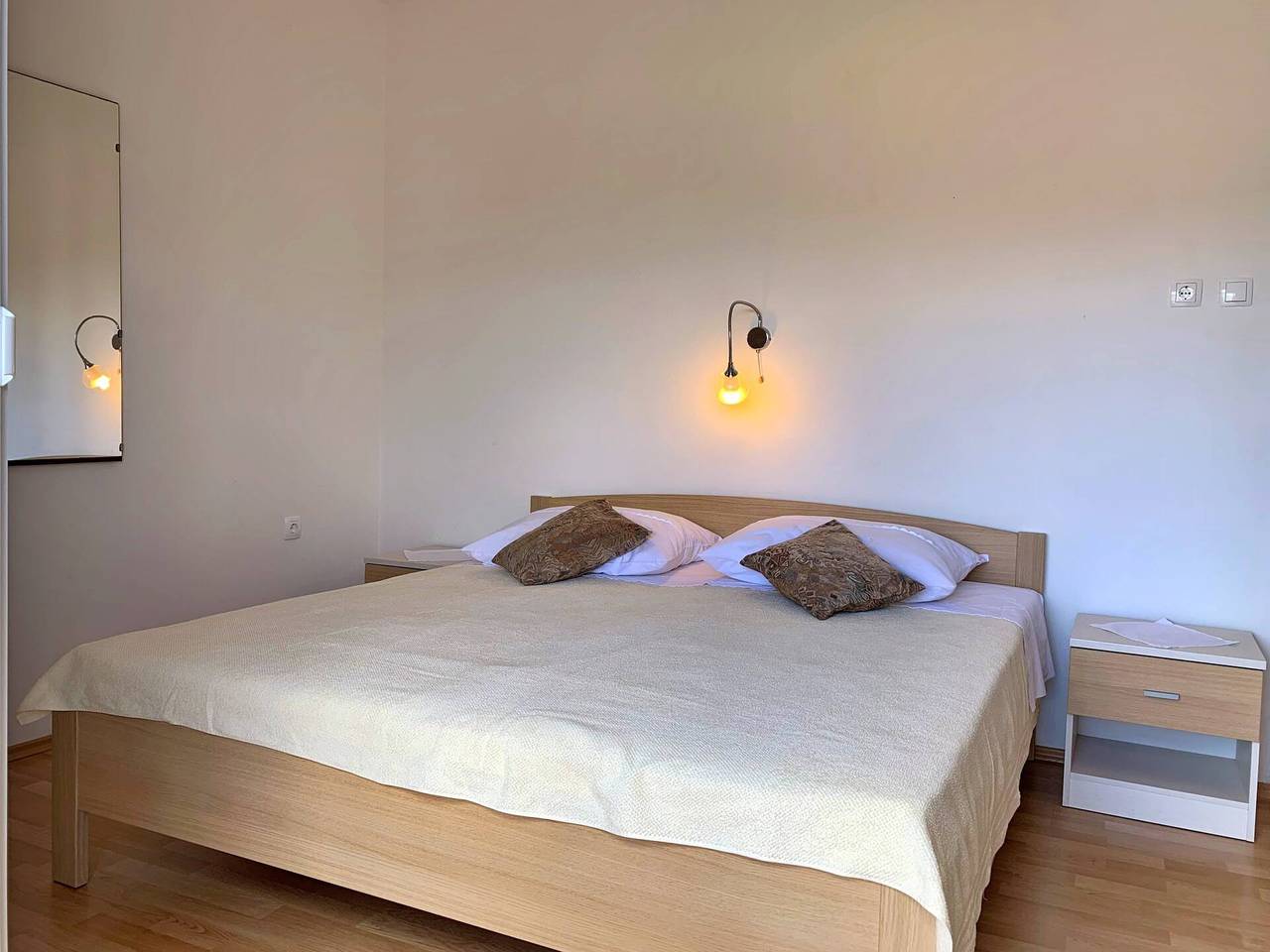Ganze Wohnung, Apartment Nevenka - 130 m vom Meer und Strand entfernt, Meerblick, Balkon, Terrasse, Grill in Silo (Krk), Krk