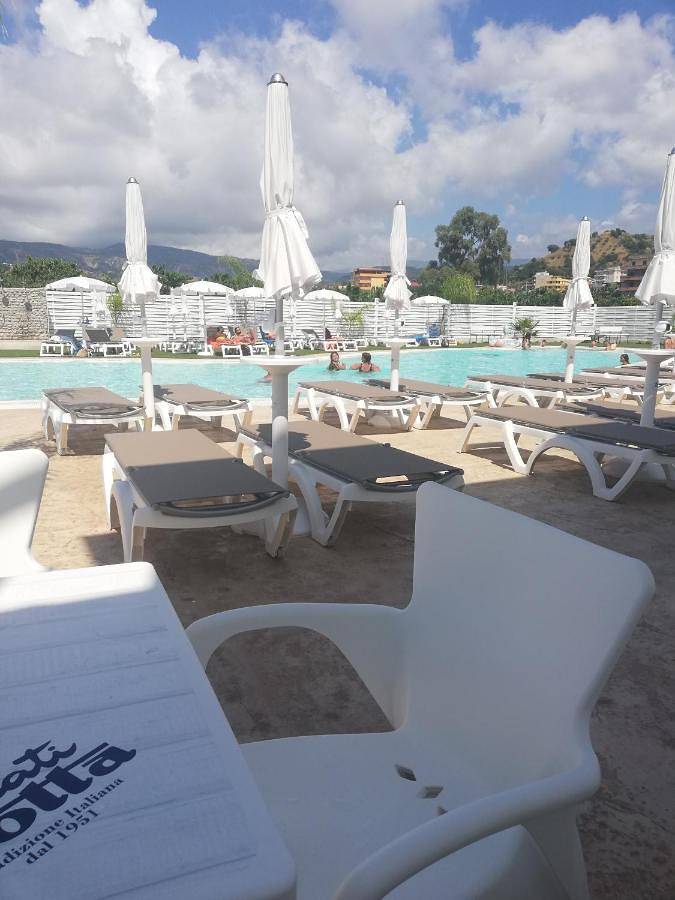Location de vacances pour 5 personnes, avec bassin pour enfant et vue ainsi que piscine et jardin, animaux acceptés à Reggio de Calabre - 3