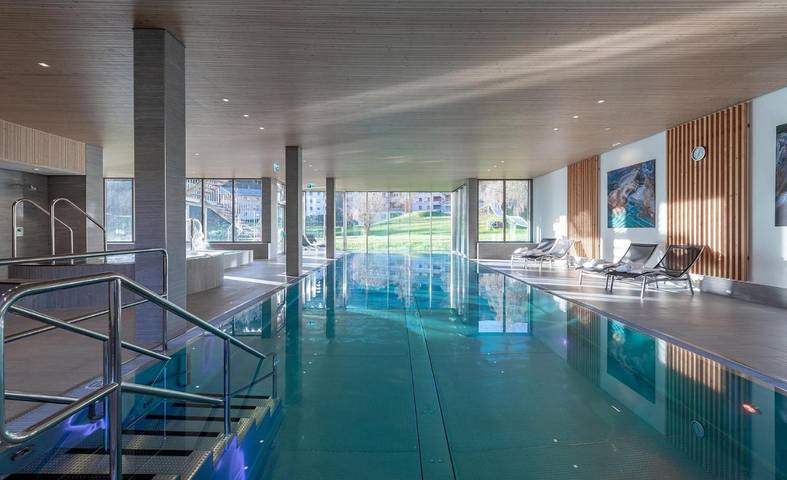 Ferienhaus für 4 Personen, mit Balkon und Whirlpool sowie Terrasse und Garten in Brigels