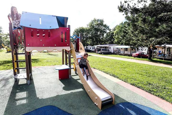 Camping für 4 Personen, mit Terrasse in Lothringen