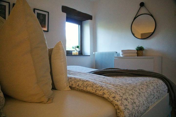 Secluded Gite, private garden, large heated pool, tranquil setting in Cuzorn, Villeneuve-sur-Lot region