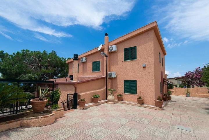 Location de vacances pour 10 personnes, avec piscine et vue ainsi que bassin pour enfant et jardin, animaux acceptés à Reggio de Calabre - 3