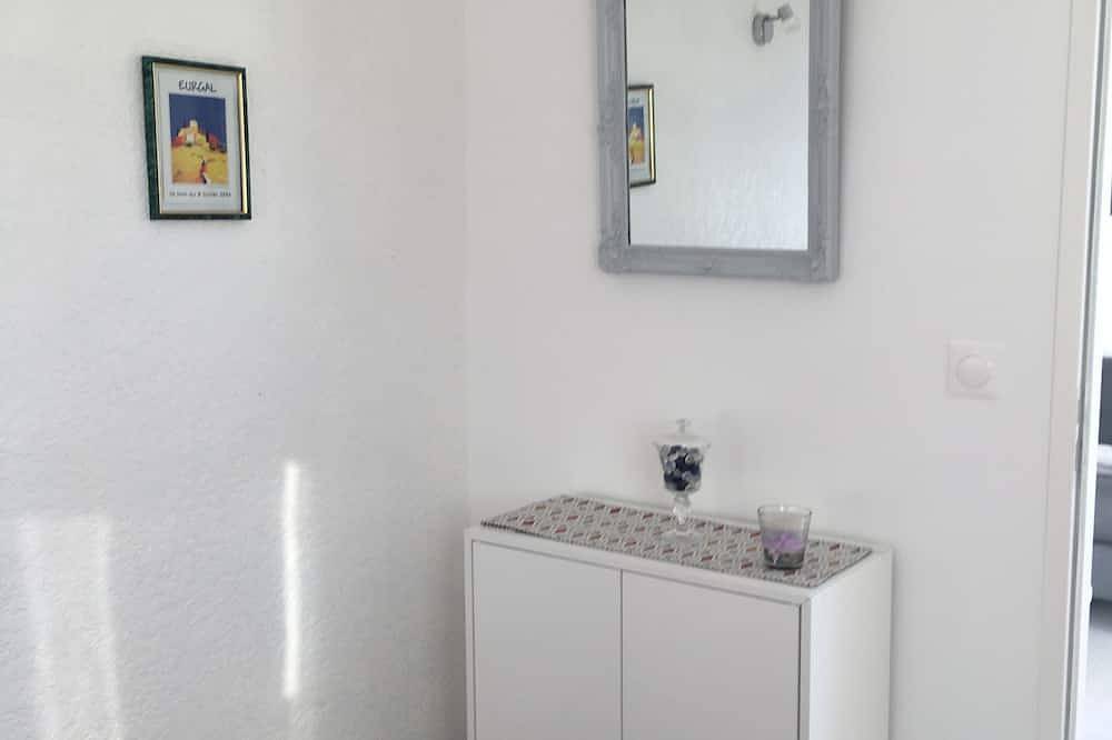 Appartement entier, T2, entièrement refait en 2021 à 100m de la mer. Petite résidence très calme. in Vaux-sur-Mer, Côte de Beauté