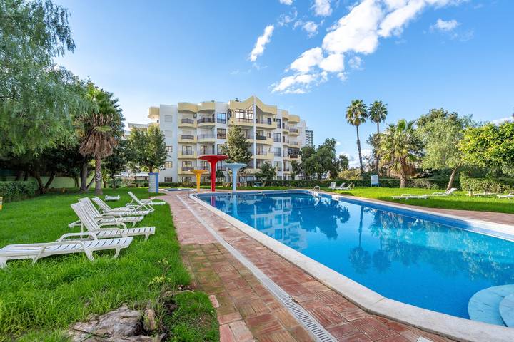 Entire apartment, Apartment 'Apartamento Frente Mar' with Sea View, Wi-Fi and Air Conditioning in Praia da Rocha, Portimão