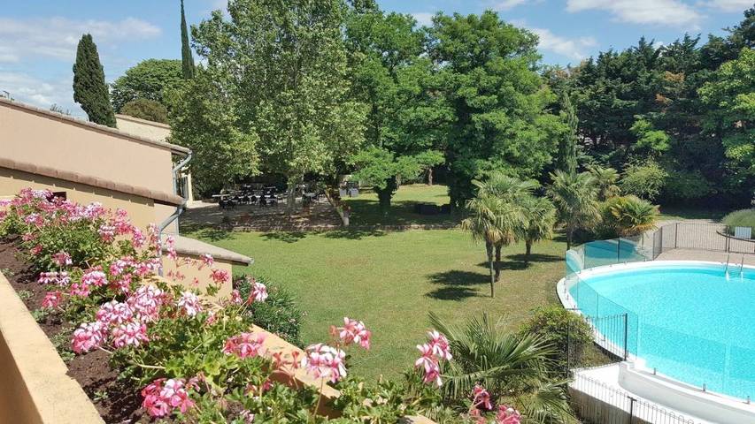 Hôtel pour 2 personnes, avec terrasse ainsi que jardin et piscine, animaux acceptés à Loriol-sur-Drôme