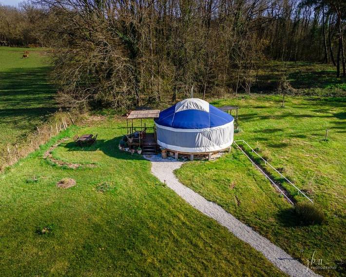 Gîte pour 4 personnes, avec piscine et jardin ainsi que terrasse et jacuzzi à Vouzan
