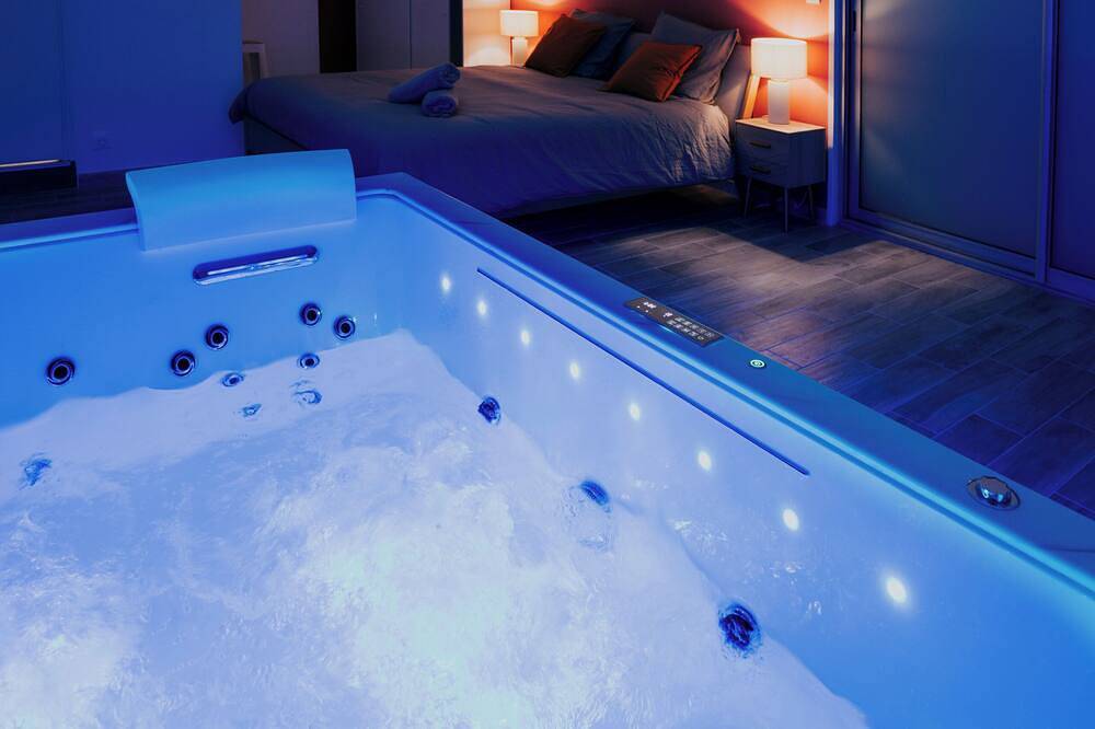 Entire apartment, Appartspa59: Suite Tentation Balnéo Sauna (Secret Room optional) in Valenciennes, Valenciennes region