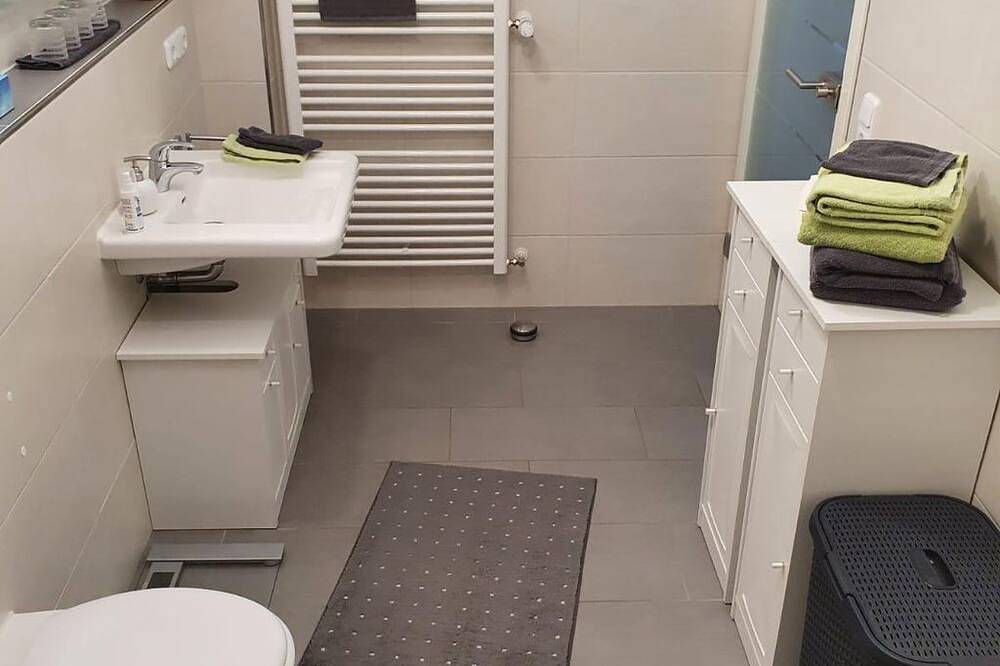 Ganze Wohnung, Ferienwohnung Thönnes - 2-Bett-Ferienwohnung Dusche/Wc, 1 Schlafraum in Oberstadtfeld, Vulkaneifel
