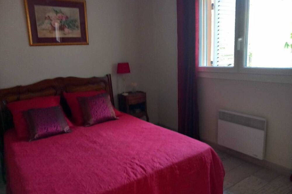 Ganze Wohnung, House with private pool in Entraigues in Entraigues-sur-la-Sorgue, Vaucluse