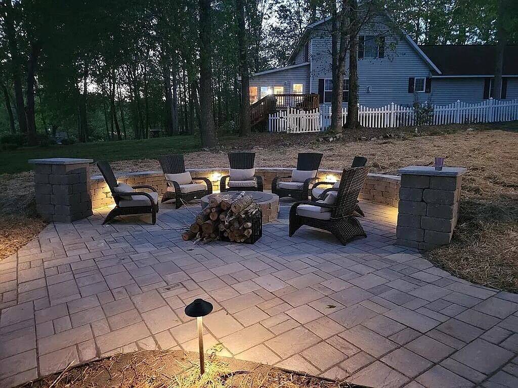 Cozy on the lake view of Lake Gaston. Pontoon boat may be available . in Lake Gaston