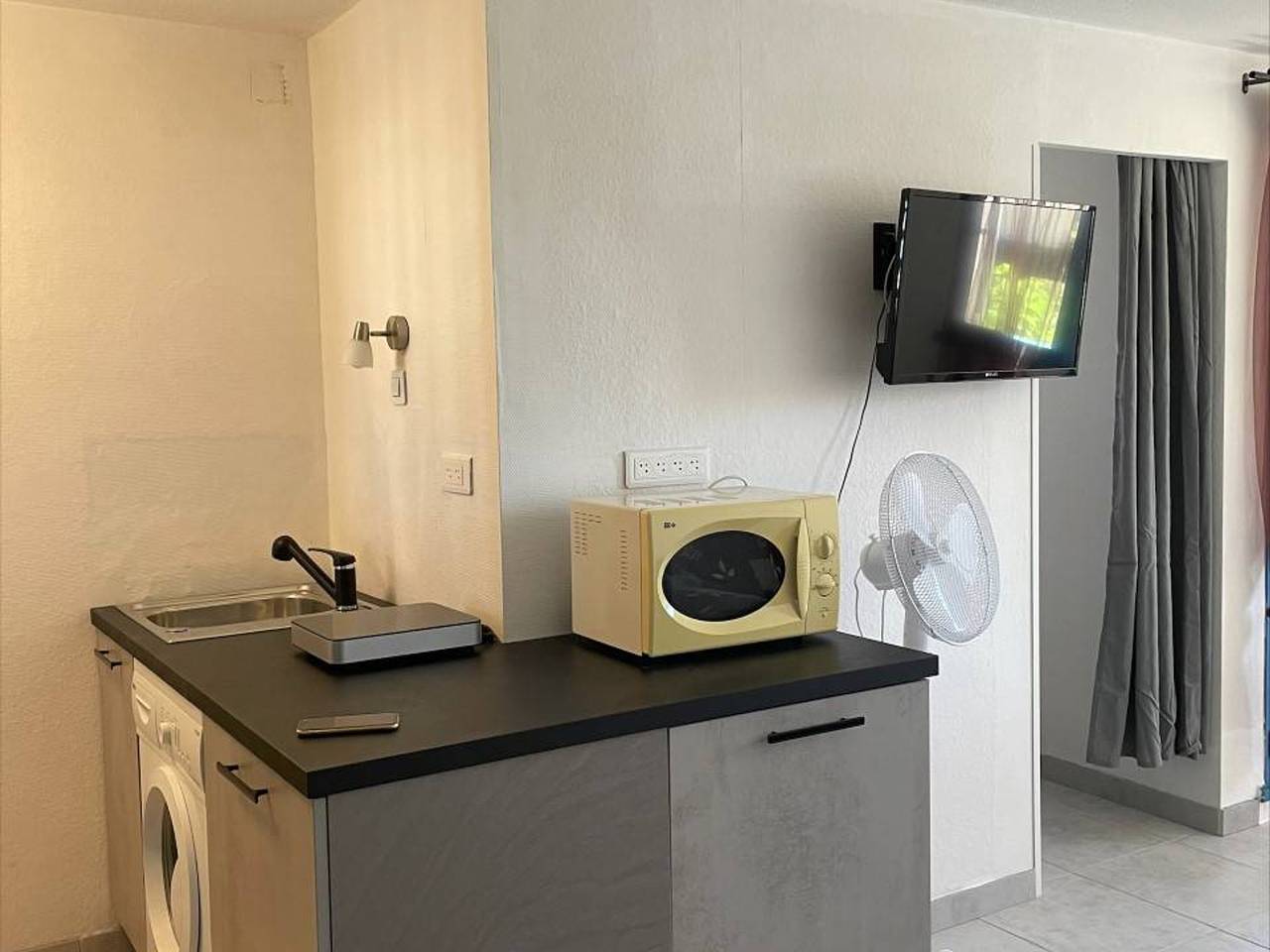 Entire apartment, 2-room apt with pool and parking, 850m from the beach in Saint Pierre la Mer, Fleury