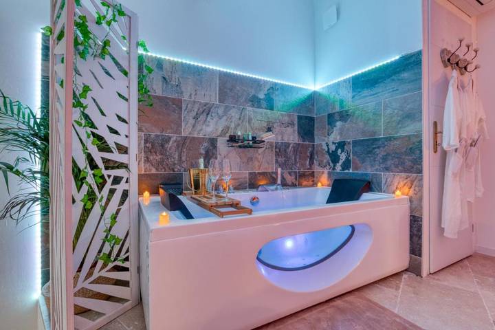 Location de vacances pour 3 personnes, avec jacuzzi à Lézignan-la-Cèbe