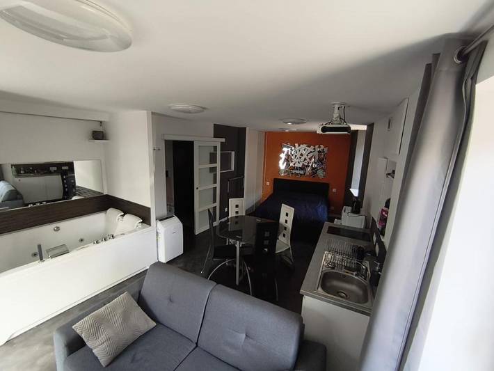 Gîte pour 4 personnes, avec jacuzzi à Poncins