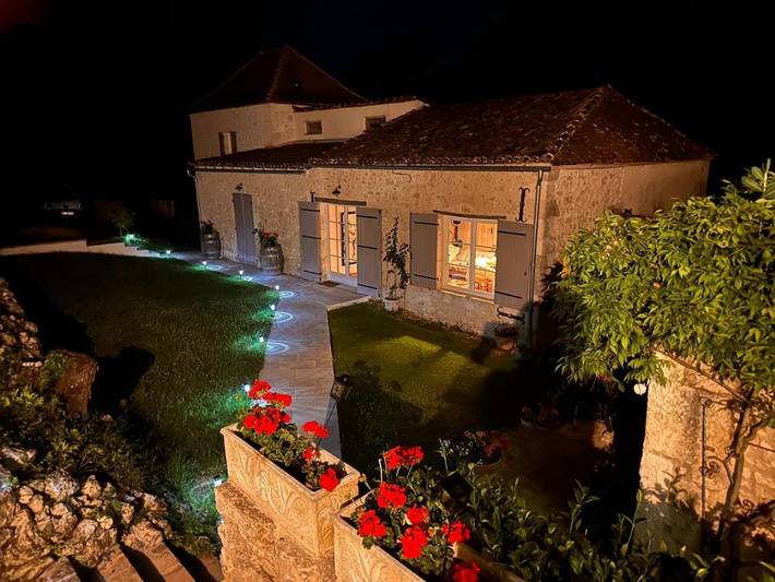 Gîte pour 2 personnes, avec piscine ainsi que jardin et terrasse à Pardaillan