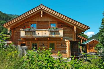 Chalet für 6 Personen, mit Garten und Whirlpool sowie Sauna und Balkon im Salzburger Land