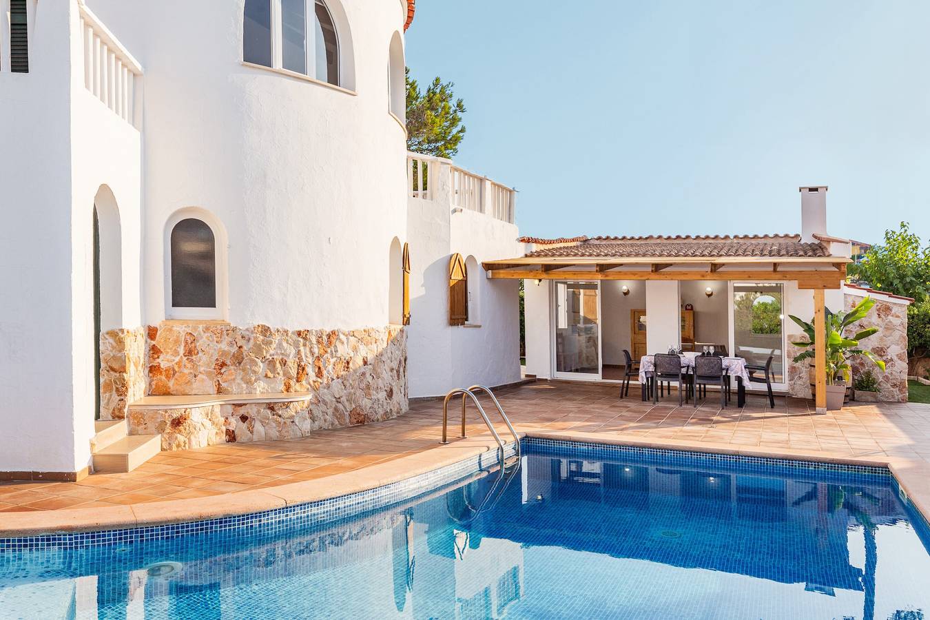 Casa de vacaciones 'Chalet Es Llossar' con piscina privada, terraza privada y Wi-Fi in Cala Blanes, Ciudadela