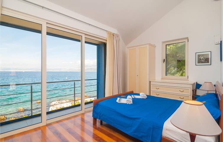 Appartement en bord de mer avec piscine, parking et terrasse in Supetar, Brac