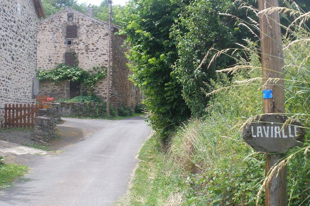 Classe 3 étoiles dans un petit village d'Auvergne in Saint-Étienne-sur-Blesle, Parc naturel régional des Volcans d'Auvergne