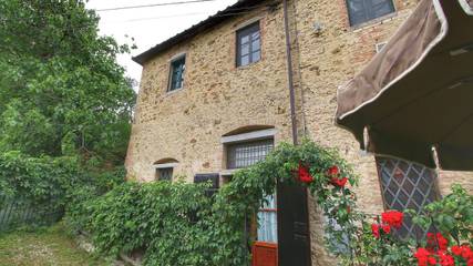 Gîte pour 2 personnes, avec piscine ainsi que terrasse et jardin à Poggibonsi