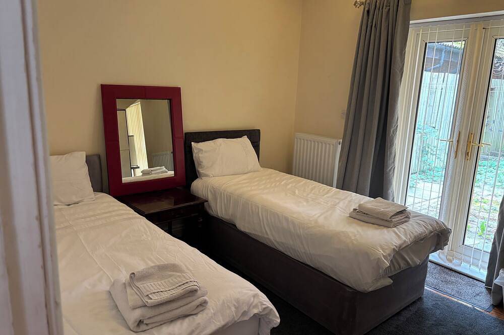 Privates Schlafzimmer - Erdgeschoss, Begrenztes Parken / Wifi in Greater Manchester